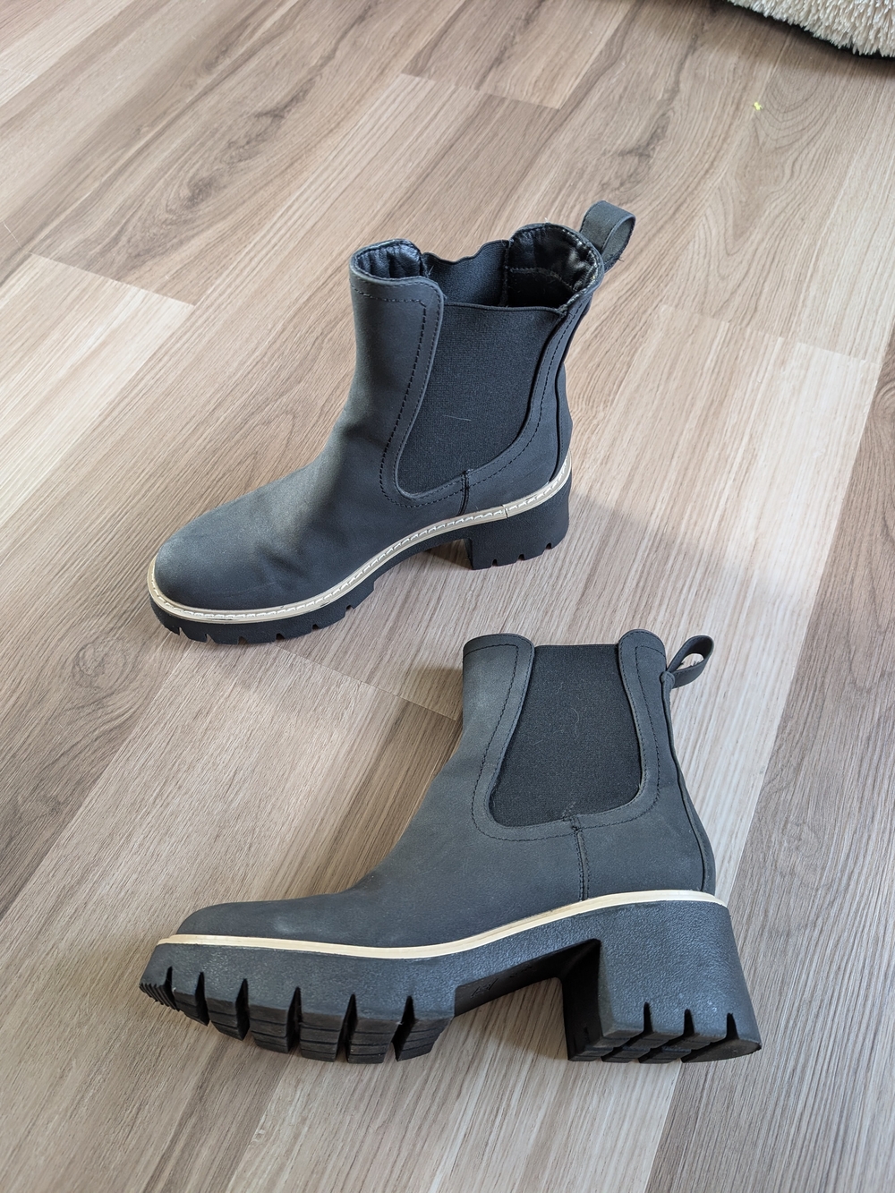 Zby Women’s Black Chelsea Lug Heel Boots